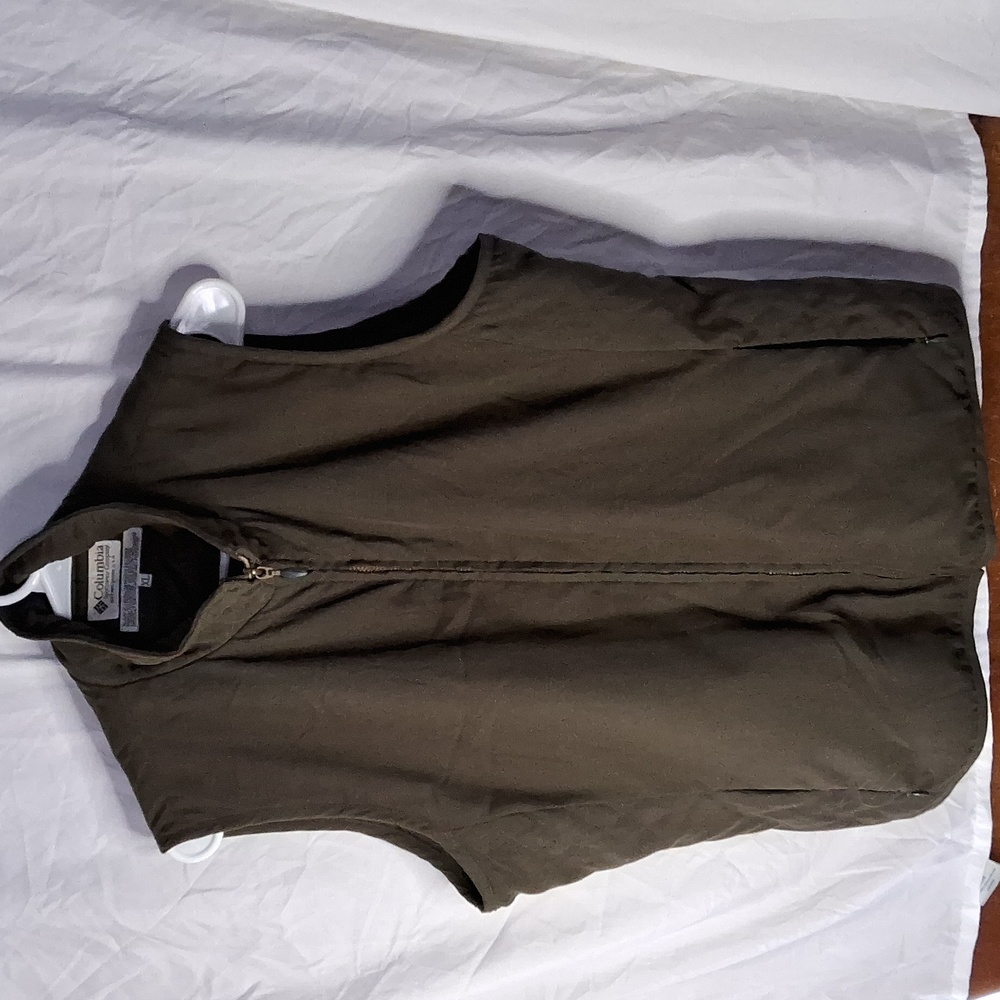 Columbia woman's size XL dark green Light weight vest.